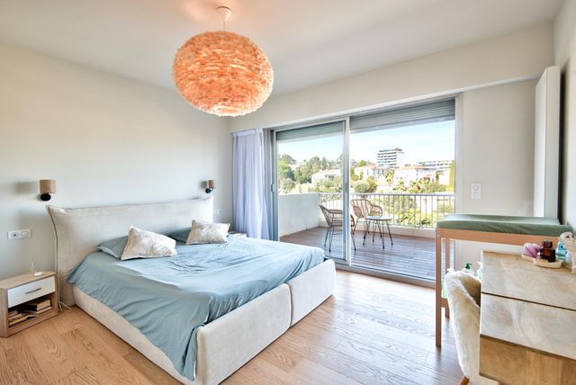 Afficher la photo en grand Appartement F4 à vendre - 4 pièces - 150,05 m2 - Nice - 06 - PROVENCE-ALPES-COTE-D-AZUR