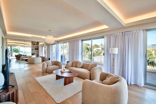 Afficher la photo en grand Appartement F4 à vendre - 4 pièces - 150,05 m2 - Nice - 06 - PROVENCE-ALPES-COTE-D-AZUR