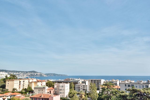 Afficher la photo en grand Appartement F4 à vendre - 4 pièces - 150,05 m2 - Nice - 06 - PROVENCE-ALPES-COTE-D-AZUR