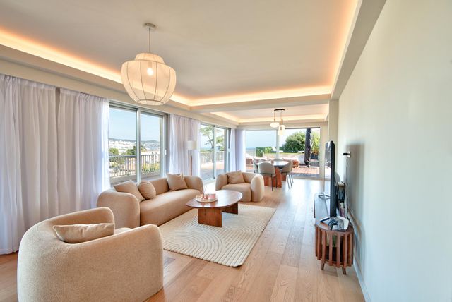 Afficher la photo en grand Appartement F4 à vendre - 4 pièces - 150,05 m2 - Nice - 06 - PROVENCE-ALPES-COTE-D-AZUR