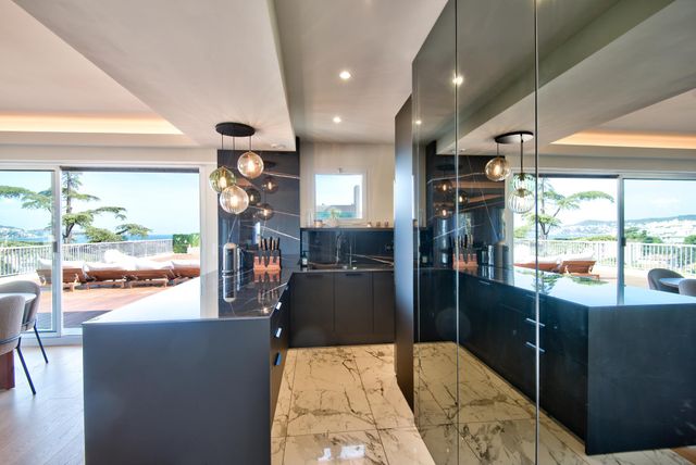 Afficher la photo en grand Appartement F4 à vendre - 4 pièces - 150,05 m2 - Nice - 06 - PROVENCE-ALPES-COTE-D-AZUR