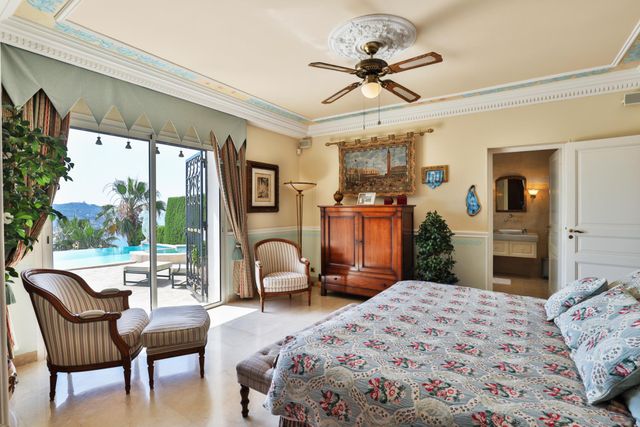 Afficher la photo en grand Maison à vendre - 5 pièces - 211 m2 - Villefranche Sur Mer - 06 - PROVENCE-ALPES-COTE-D-AZUR